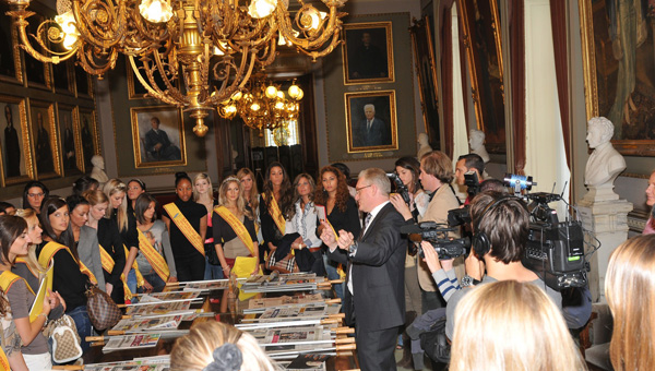 miss belgi bezoek parlement canape room pancarte