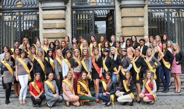 miss belgi bezoek parlement groep pancarte