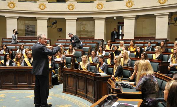 miss belgi bezoek parlement kamer  pancarte