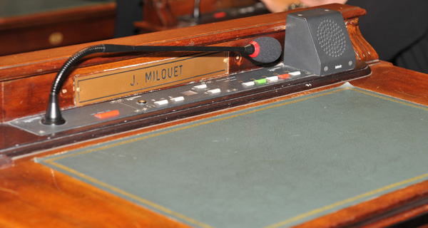 miss belgi bezoek parlement kamer joelle milquet pancarte