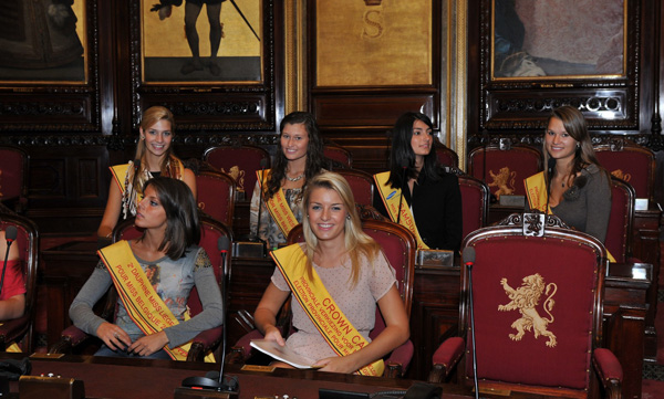miss belgi bezoek parlement senaat pancarte