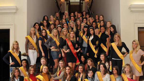 miss belgi bezoek parlement trappen pancarte