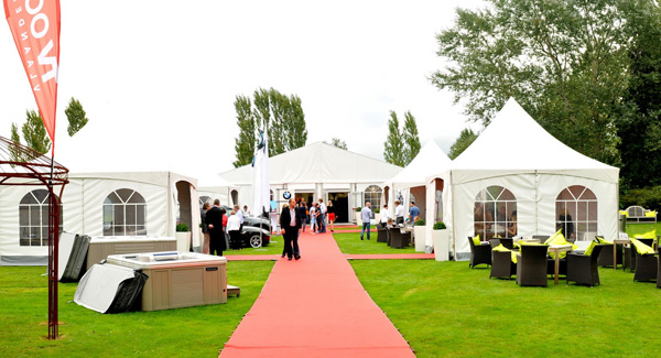exclusive glamour event rode loper pancarte