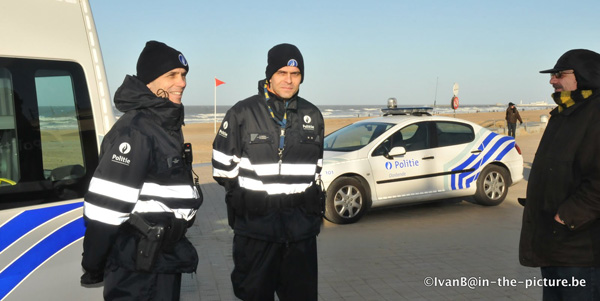 nieuwjaarsduik oostende 2012 1 politie pancarte klein
